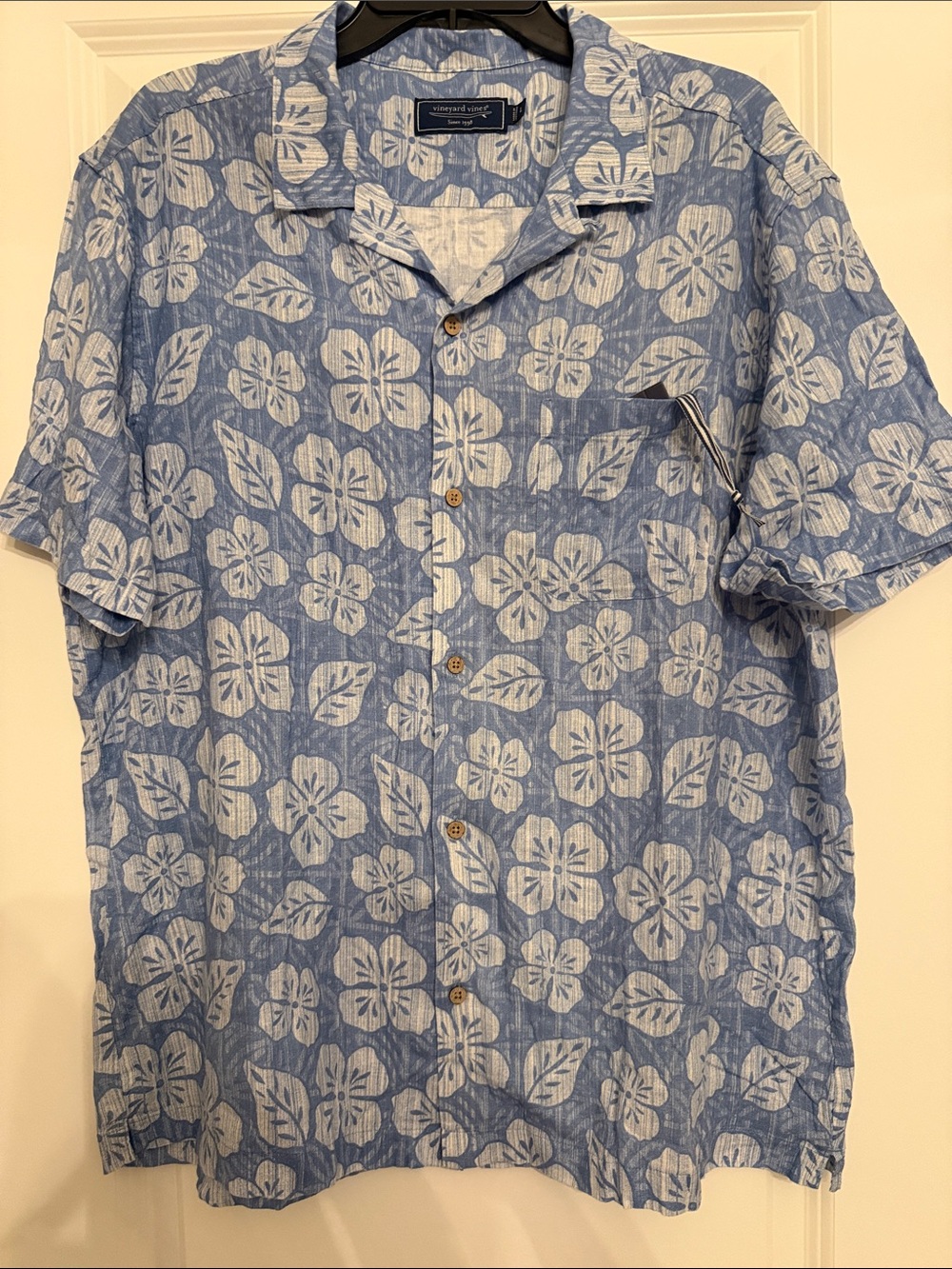Vineyard Vines shirt in a fabulous print🌴🌴🌴